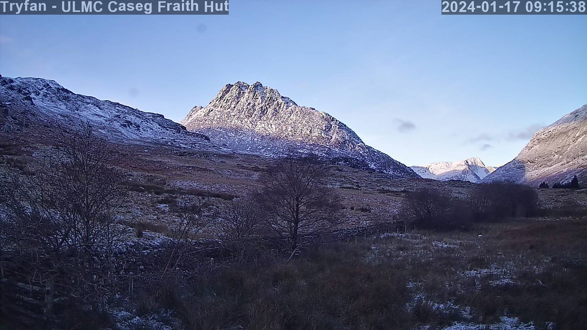 Glorious weather in the Ogwen Valley today, with excellent snow coverage on the hills, as seen from the Caseg Fraith #TryfanCam!

Why wasn't it like this when I was at the hut last week and over the weekend?

tryfan.ulgmc.org/tryfan.jpg
bbmc.boys-brigade.org.uk/tryfan