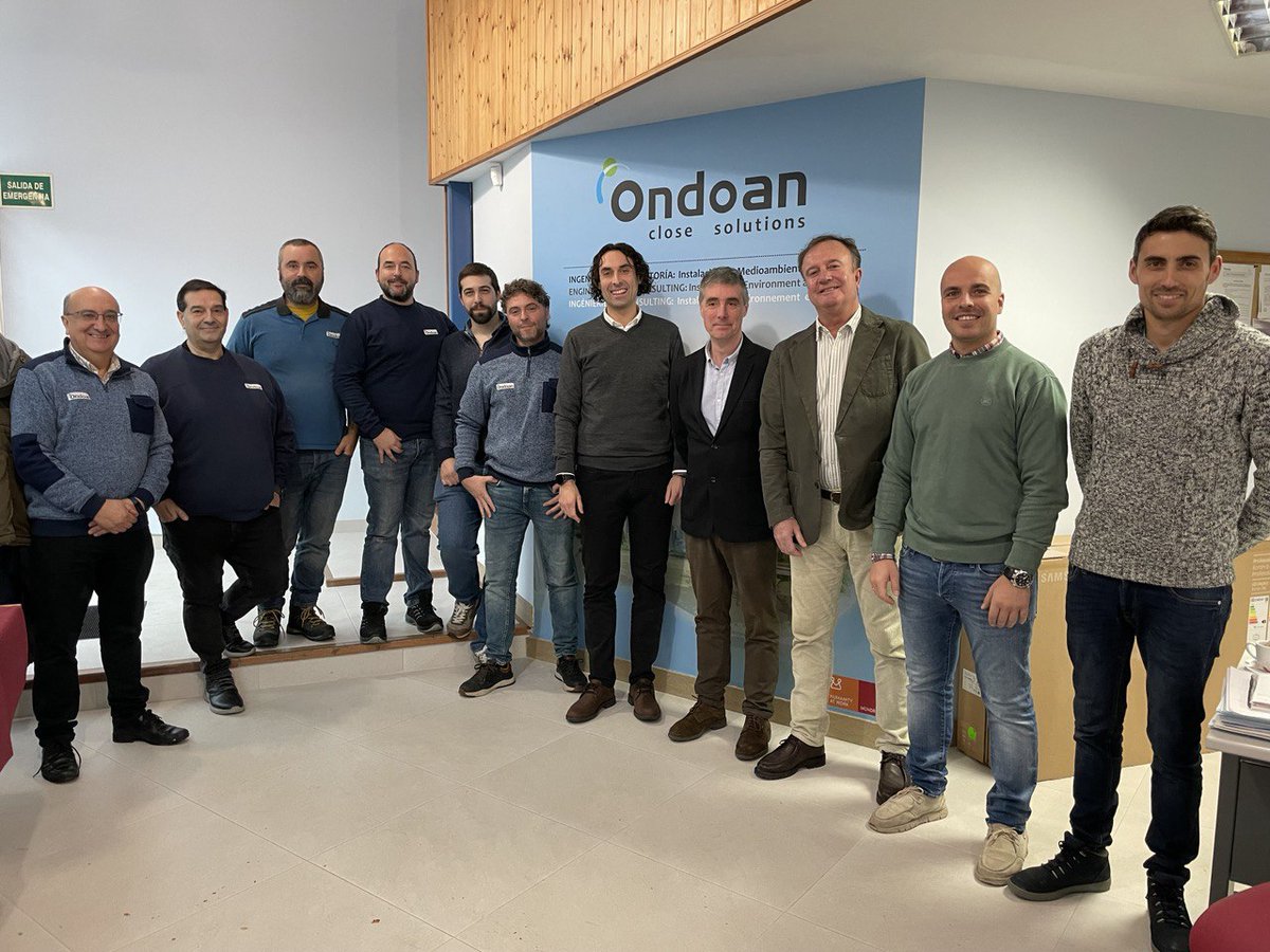 Astillero_Ayto's tweet photo. 🫱🏻‍🫲🏼Soberón visita la empresa @Ondoan, en el Polígono de Tirso.

👥 El alcalde de Astillero, acompañado por el concejal de Actividad Empresarial, Alejandro Polo, ha mantenido un encuentro con la empresa de servicios de instalación y mantenimiento.

ℹ️ https://t.co/HyWQDTpMUX https://t.co/aiOVE2rq0w