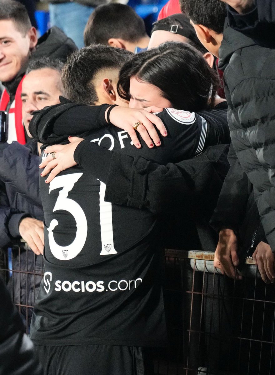 ❤️ ¡Buenos días, sevillistas!

(Especialmente a esta pareja) 📸 🥰

👏🏼 <a href="/Albertofl_1/">Alberto</a>