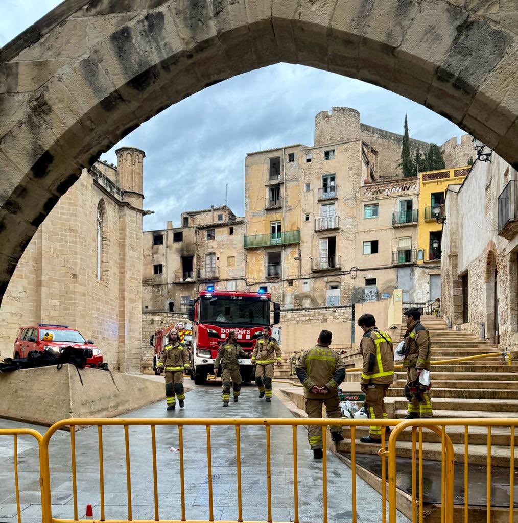 #bombers#bombersdetortosa#tortosa#baixebre#casa#incendi#marfanta#ebredigital#canal21ebre#ajuntamentdetortosa#catalunya#catalonia#🚒🚒🚒Gracies a la bona tasca dels bombers, problema resolt!! 👏🏽👏🏽👏🏽