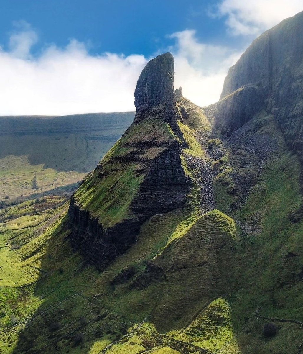 Eagles Rock, County Leitrim.

At 330m it is the highest free-standing natural rock tower on the island of Ireland.

#travelthroughireland #KeepDiscovering #irelandtravel