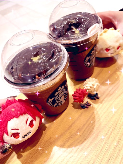 オペラフラペチーノ今日から!!!!!!! 復活を待ち望んではや一年弱!楽しみすぎて爪もオペラにしてきました 相変わらず濃厚チョコソースとクリームとたっぷりチョコチップのハーモニーが最高… やペチーノがかき氷系ならこちらはクリーム系・パフェ系の頂点という感じです!!