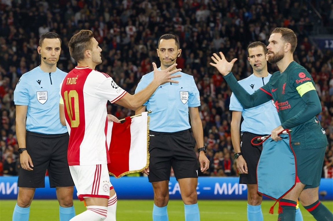 AjaxHunters's tweet photo. 🪄 - Passing along the Magic.

#Henderson #Tadic #Ajax https://t.co/WrZQvVBlHW