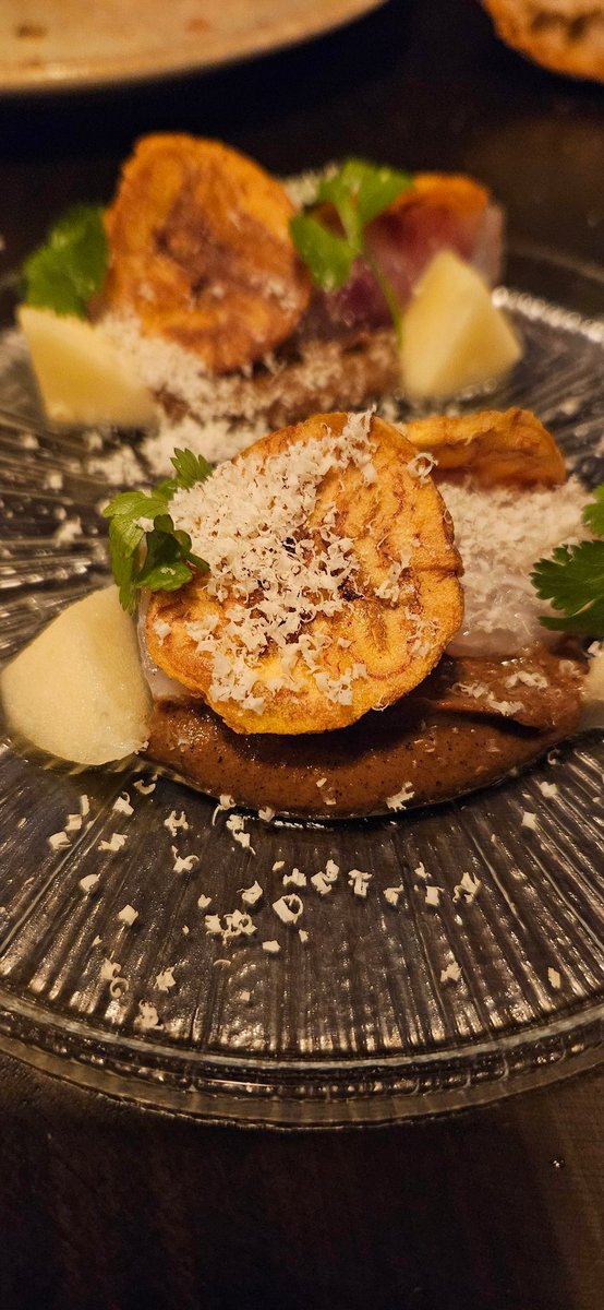 Oraitz's tweet photo. R Restaurante (Gros-Donostia)
La cocina del sabor. Conversación entre el País Vasco y México. Una cocina fresca, del día, jugando con lo que ofrece el mercado, juegos de sabores interesantes y profundos, producto local con ese punto alegre que tan habitual es en México. https://t.co/8Xq9XLcM5M