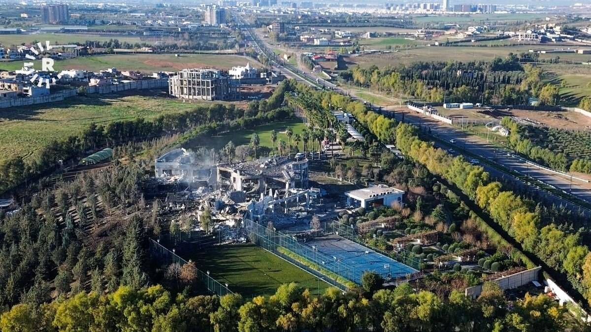 KharezmAlgoritm's tweet image. نقطه زن یعنی این, سبد بسکتبال و زمین فوتبال سالمه
فقط ساختمان تروریست ها حدف قرار گرفته شده.