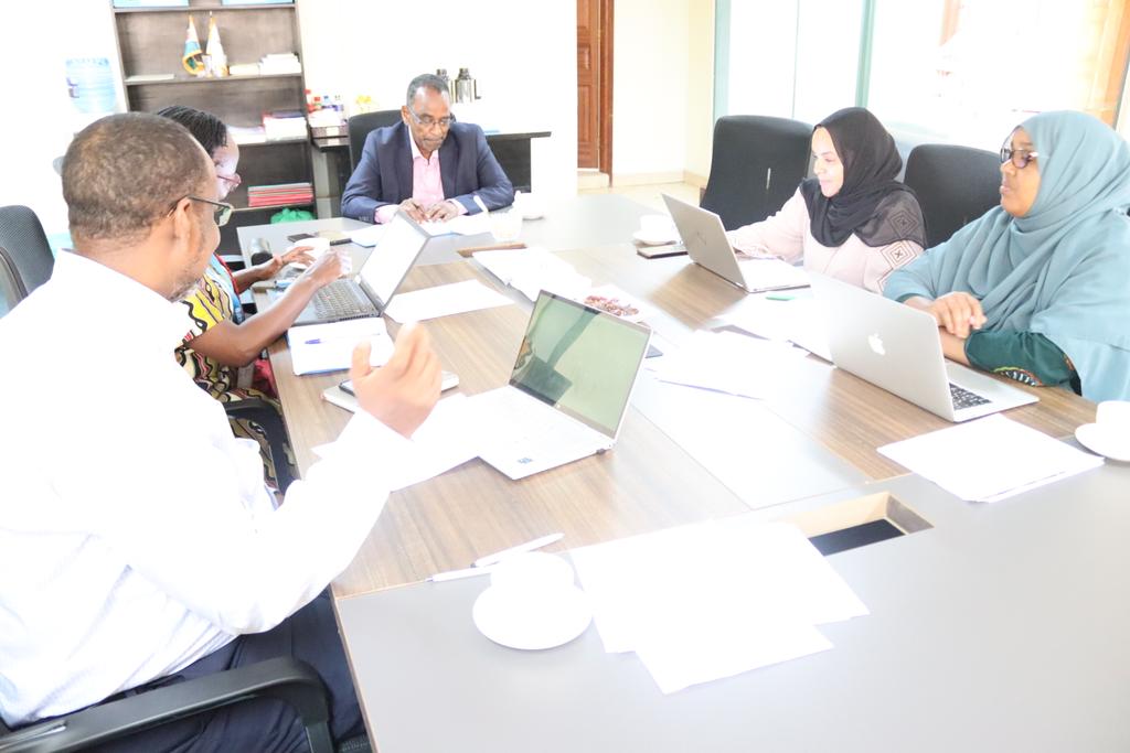 FCDCKenya's tweet photo. FCDC's #SFOW met with @UNICEF #WASH,to deliberate on potential areas of collaboration i.e Leveraging financing for water investments,
professionalization of operation/maintenance of water services in rural areas &
enhancing water sector governance jointly with National Regulator https://t.co/vlCJq9Bm6S