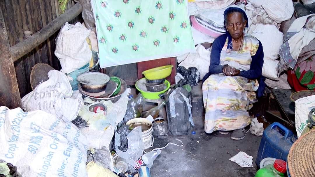 Aberu Gebruwho lives with 6 members of her family in a small tin house given to her by the government said the poor children she carries and herself are in grave danger of starvation
#TigraylsStarving #TigrayFamine 
#MLKDay @eu_echo @UNOCHA @EU_Commission @PowerUSAID @FAOAfrica