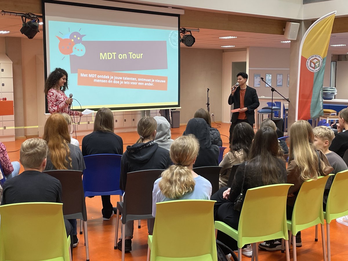 Zoekt jouw school nog een mooie invulling voor burgerschapsonderwijs? Maak nu laagdrempelig en kosteloos kennis met MDT (maatschappelijke diensttijd) via het interactieve scholenbezoek 'MDT on Tour'! 👉 Meer weten? Ga naar organisaties.doemeemetmdt.nl/mdt-on-tour