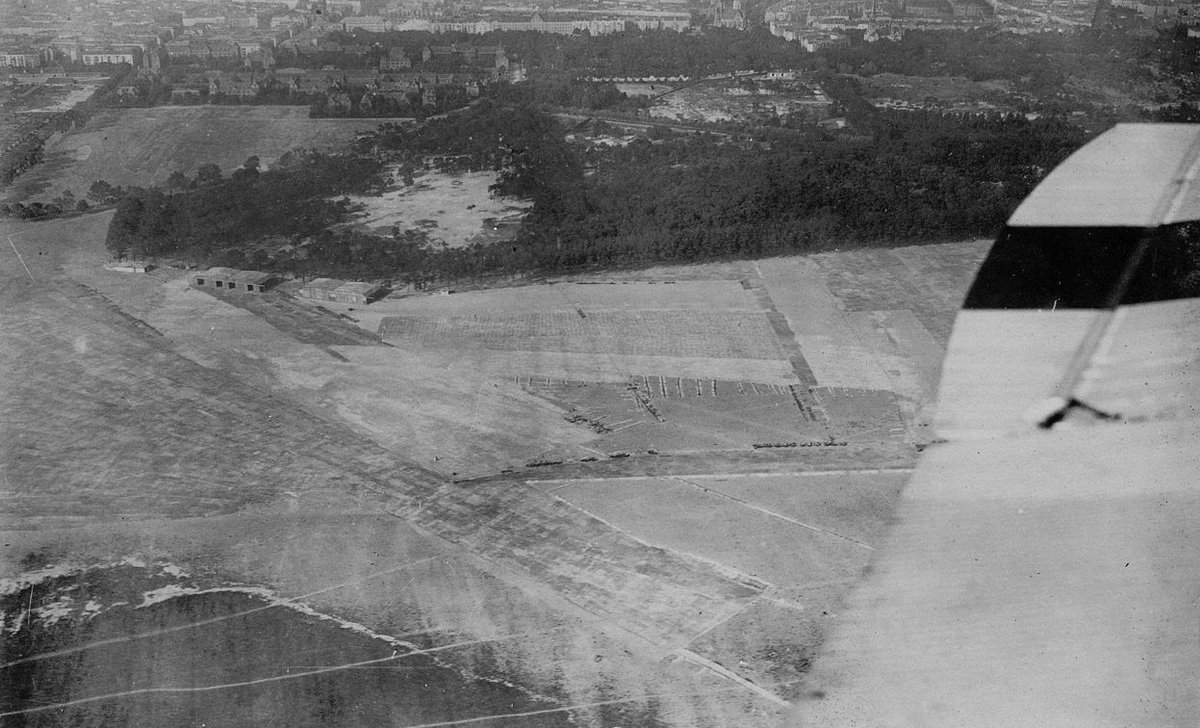 This is what #Berlin's Flughafen Tempelhof looked like in Aug 1923, shortly before its opening in Oct the same year (after 5 months of construction). Top left-right: Friesenstr &amp; the Königin-Augusta Garde-Grenadier-Kaserne (now <a href="/polizeiberlin/">Polizei Berlin</a>), site of today's Sportplatz (1)