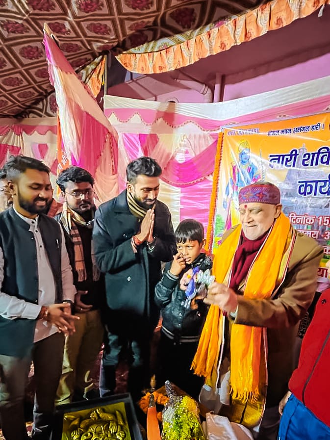 kumardipanshu_'s tweet photo. दिनांक 15 जनवरी, 2024 को #MakarSankranti के शुभ अवसर पर कौशल्या ज्योति ट्रस्ट के संस्थापक डॉ सुरेंद्रनाथ तिवारी जी @Drsntiwary83 के द्वारा आयोजित नारी शक्ति सम्मान समारोह में माननीय केंद्रीय राज्य मंत्री श्री अश्विनी कुमार चौबे जी @AshwiniKChoubey से मुलाकात कर उपहार भेंट किया।💐 https://t.co/hNmo69cgiz