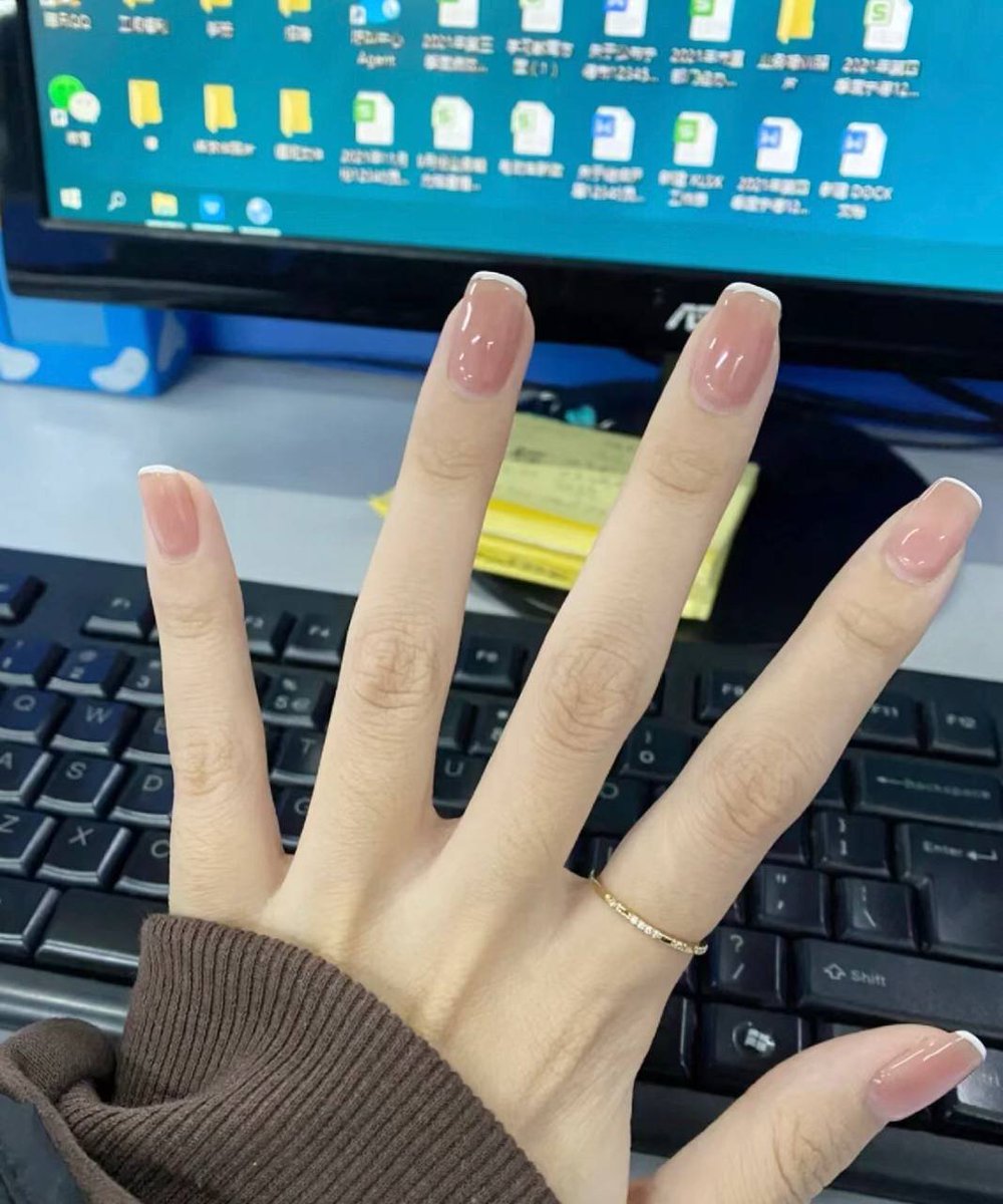 LauriSande44655's tweet photo. 一定要在疲倦的生活里
偷偷藏下温柔的梦，比如我喜欢美甲 https://t.co/qutJITT9QZ