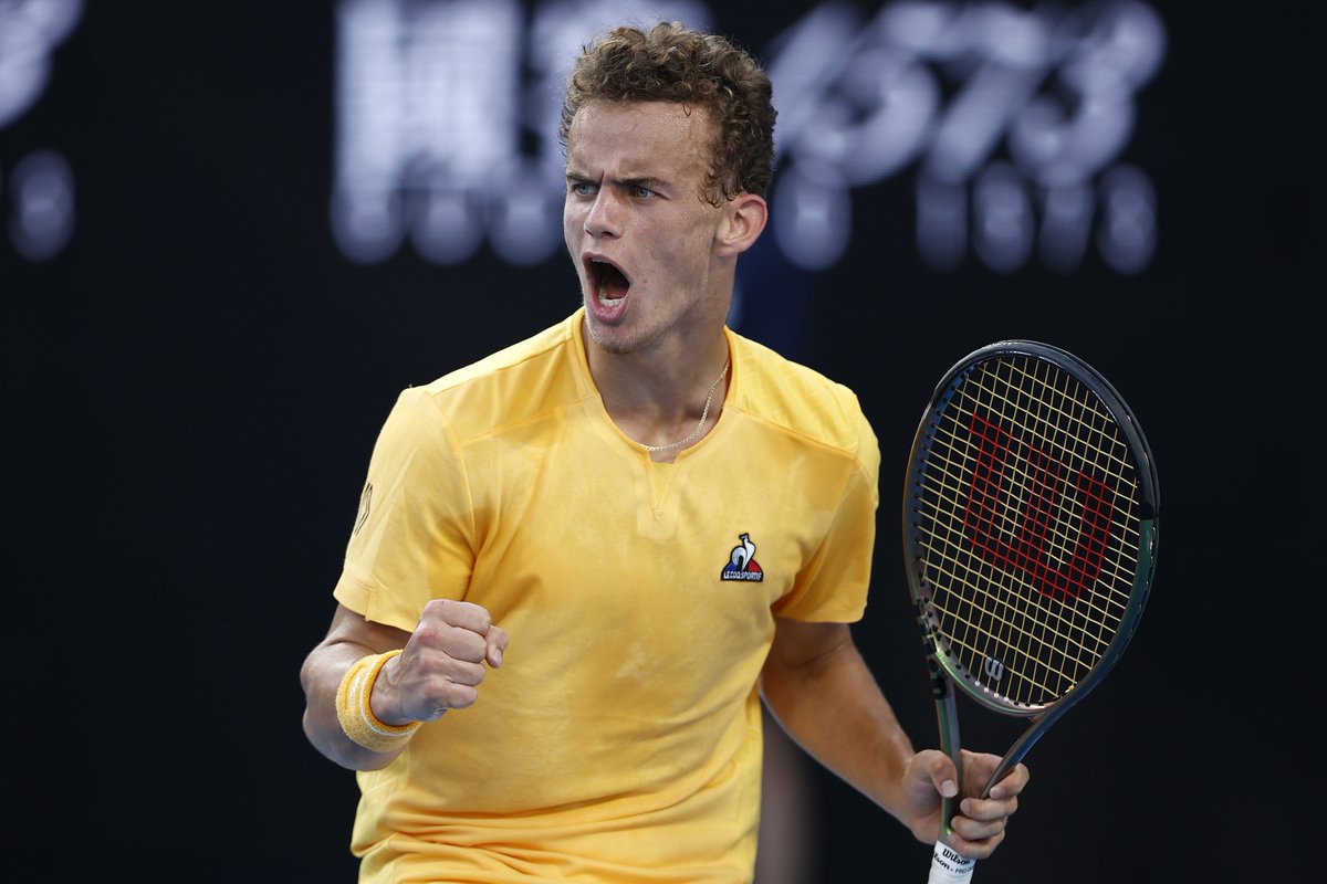 thenet_m's tweet photo. A five-set thriller 🍿

🇫🇷Van Assche survived a 5-set thriller 6-3, 3-6, 6-7 (5), 6-3, 6-0 to take out 🇮🇹Lorenzo Musetti and reach R3 #AusOpen https://t.co/NO36GCeDIP