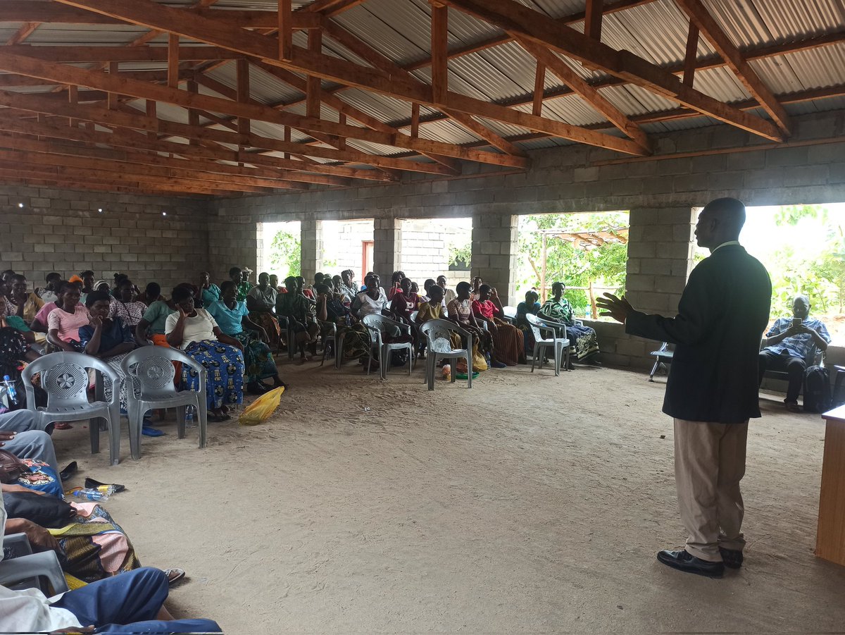 EMAM_mw's tweet photo. "Village headman of Kuchitimbe shares a sobering tale: a Chinese mining company brought losses to crops, with no compensation.A stark reminder of the stakes. Today, he urges our 60 resilient women to safeguard their rights and empower livelihoods. 💔🌱 #ProtectOurLand" https://t.co/q0jFxQjoLJ