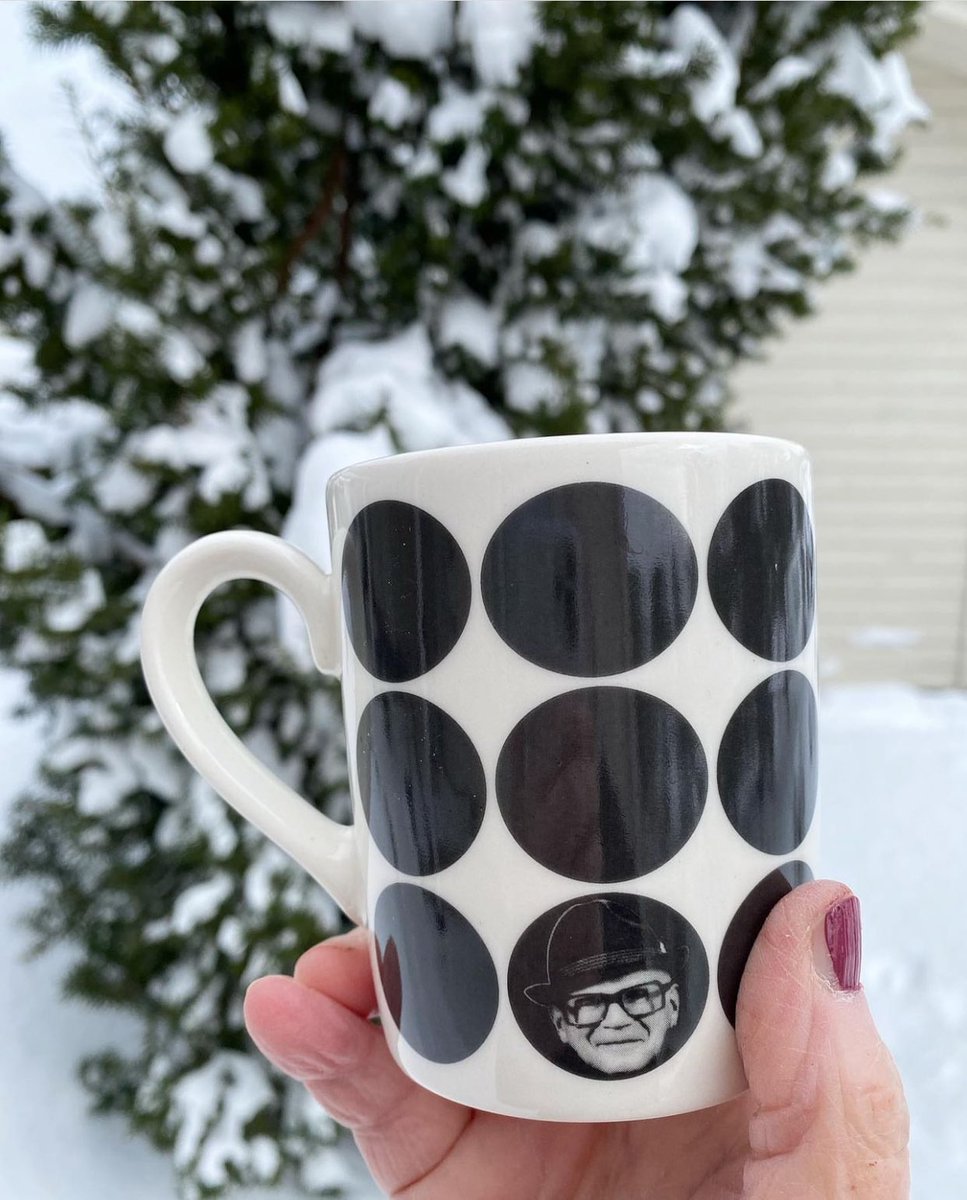 Lähden kohta äänestämään. 
Kippasin neuvoa antavat kahvit tästä kekkosmukista. 
#presidentinvaalit #ennakkoäänestys