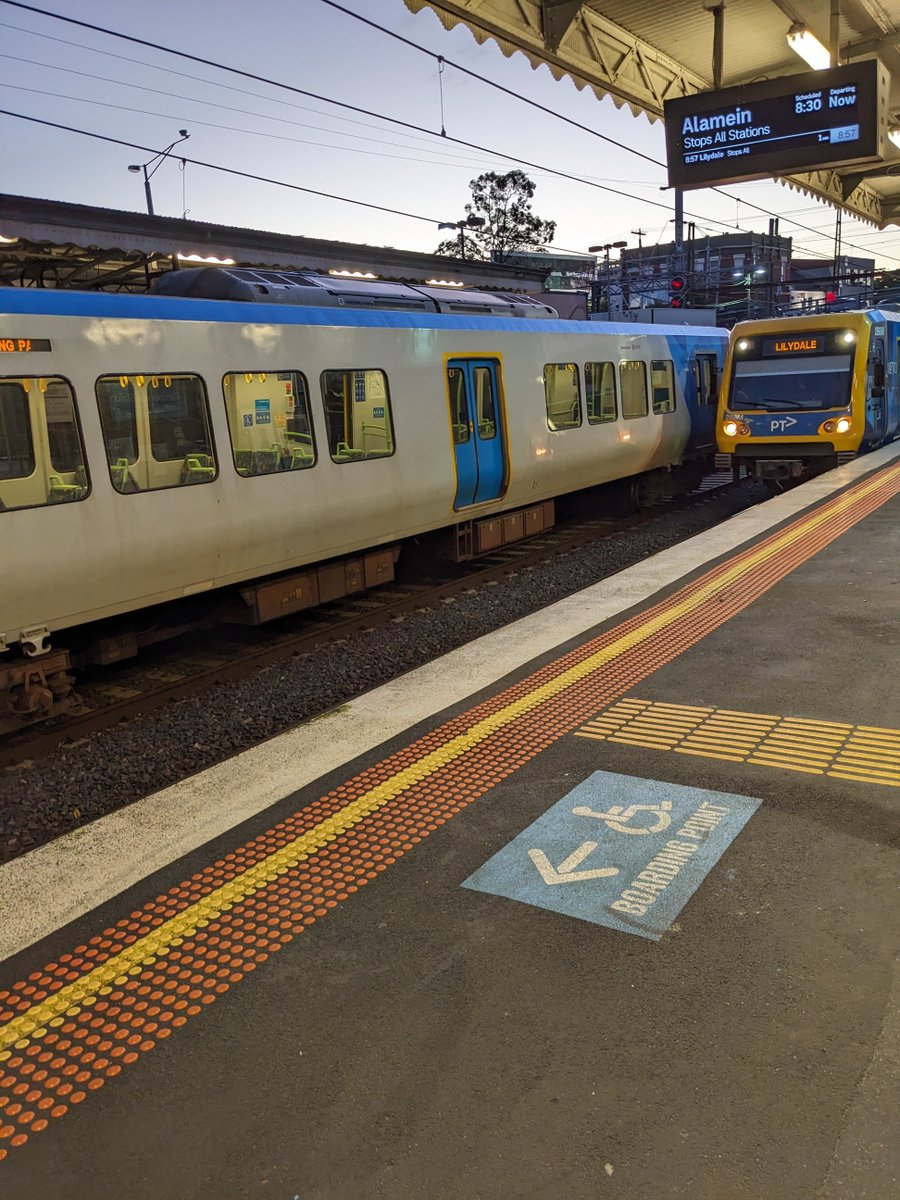 lunddotcom's tweet image. Welcome to the twilight zone 1 and 2 @metrotrains there's an invisible train departing or arriving or something soon, but dont board, its not the right track again. Get better please