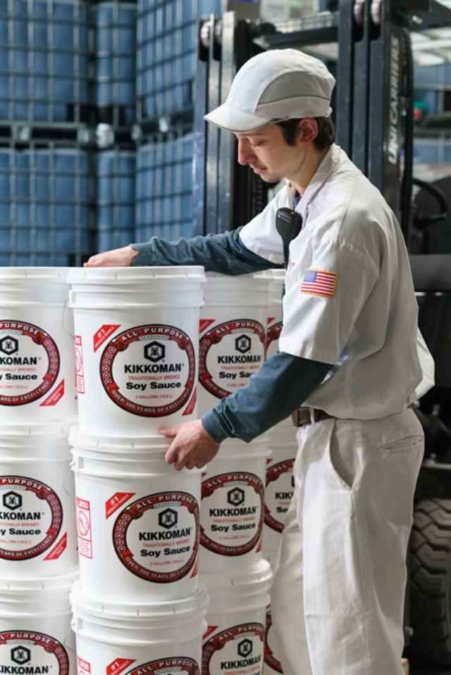 Ptaro_chan's tweet photo. 醤油のトップブランドとして日本の食文化を支える「キッコーマン株式会社」が独身に優しすぎて草な件、

・初任給：23.0万円
・平均年収：790万円
・平均勤続年数：13.5年
・月間残業：12.2時間
・年間休日：125日
・社員寮はわずか5,000円/月で住める
・光熱費ガス代もすべて会社負担
・家賃の90％を会社が負担
・スーツ代補助、食事代補助、帰省代補助
・独身でならほぼ会社のお金で生活できる
・創業100年の老舗ながら売上70％が海外
・醤油の利き味ができて一人前