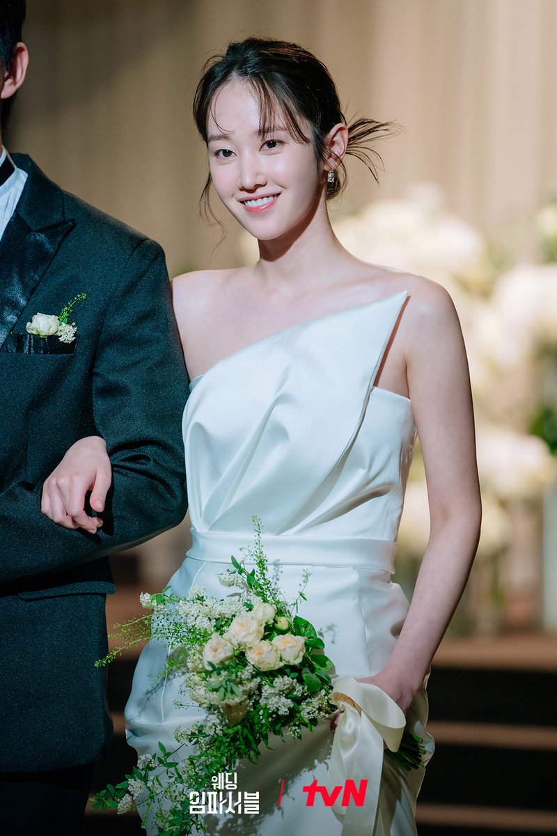 웨딩드레스를 입고 나타난 전종서! 사랑스러운 무명배우 '나아정'으로 완벽 변신✨ 나아정의 첫 주연작은 남사친과 위장 결혼? <웨딩 임파서블>...