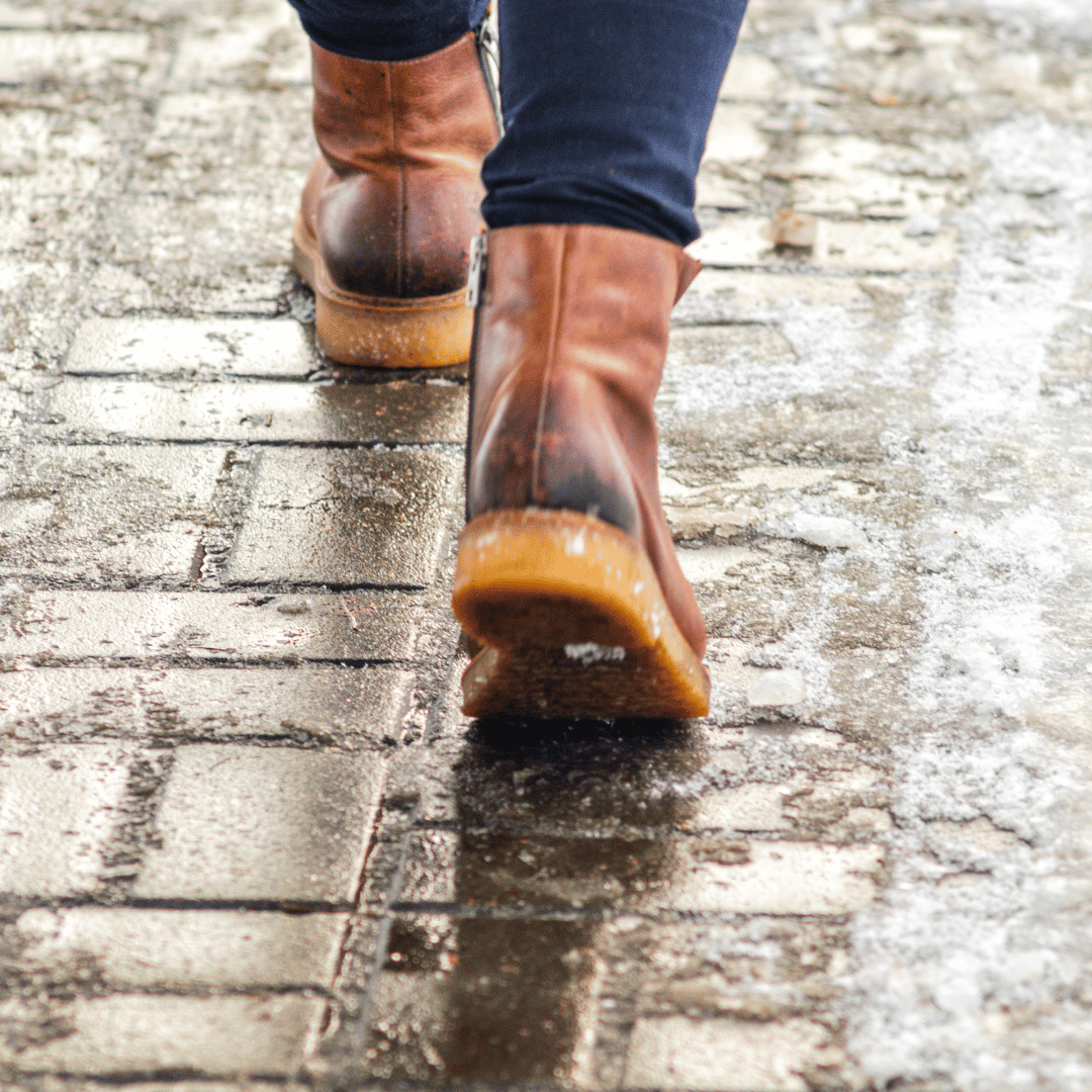 UHSFT's tweet photo. Temperatures in #Southampton first thing tomorrow morning will drop to -3° ❄️🧊

Take extra care on icy pavements and roads.

If you're unsure where to go following a slip or an injury, visit NHS 111 online or call 111 for advice. 📱🤕

#HelpUsHelpYou #WeatherAware #WeAreUHS https://t.co/WkC6Z23Oc5