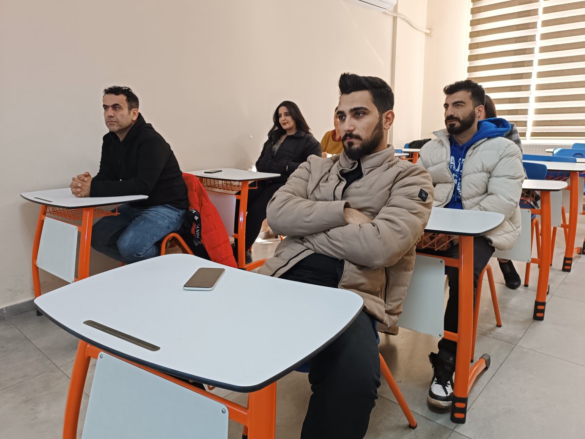 dbbdismek's tweet photo. #DİSMEK Danışma Görevlisi kursumuzda kursiyerlerimizleyiz. 
 
Alanında uzman eğitmenlerimizle kursiyerlerimizi yetiştiriyor, onlarla gelişiyoruz.🎙🪡💇♀
 
Detaylı bilgi için;
 
 🌐 https://t.co/t7cFw0sin2 web sayfamızı ya da kurs merkezlerimizi birebir ziyaret edebilirsiniz. https://t.co/Tl8tO3UWi7