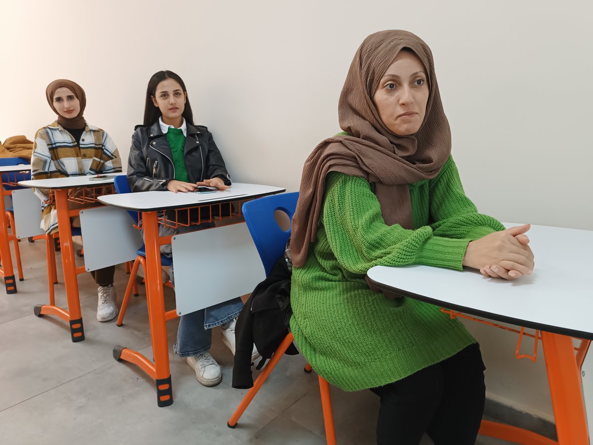 dbbdismek's tweet photo. #DİSMEK Danışma Görevlisi kursumuzda kursiyerlerimizleyiz. 
 
Alanında uzman eğitmenlerimizle kursiyerlerimizi yetiştiriyor, onlarla gelişiyoruz.🎙🪡💇♀
 
Detaylı bilgi için;
 
 🌐 https://t.co/t7cFw0sin2 web sayfamızı ya da kurs merkezlerimizi birebir ziyaret edebilirsiniz. https://t.co/Tl8tO3UWi7
