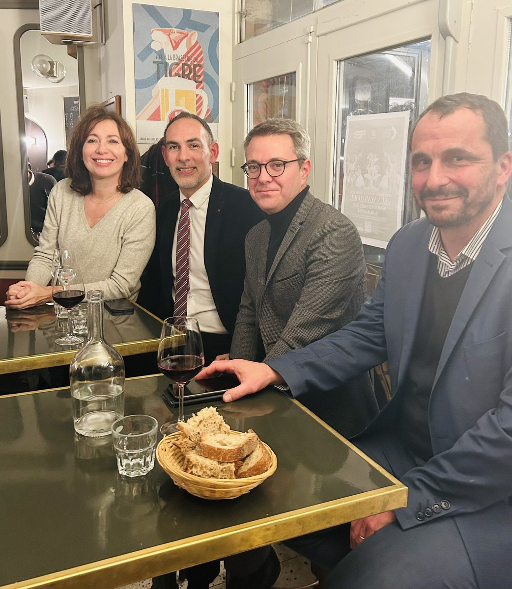 «Job café » convivial et riche d’échanges organisé par les étudiants du <a href="/M2CT_UT1/">M2 Droit des collectivités territoriales</a>  au Bistrot des Halles avec 3 DG de collectivités : 
- <a href="/munschsim/">simon munsch</a> de la région <a href="/Occitanie/">Région Occitanie</a> 
- Damian Moore, du <a href="/tarnetgaronne82/">Département de Tarn-et-Garonne</a> 
- <a href="/Jb_Clerc/">Jean-Baptiste CLERC</a> , de Blagnac