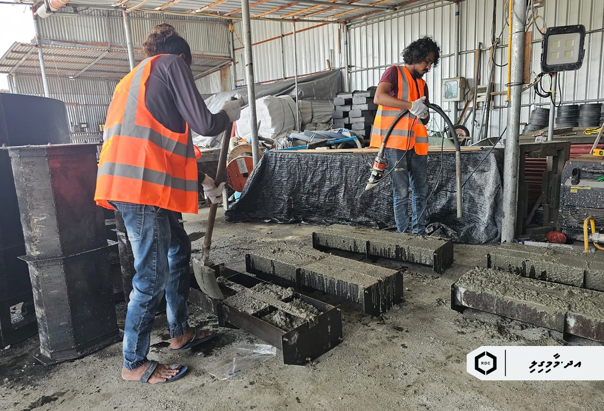 rdcmaldives's tweet photo. އދ. މާމިގިލީގައި މިހާރު ކުރިއަށްދަނީ އަމީނީމަގުގައި ކާރބް ސްޓޯންޖެހުމާއި ޕޭވިންގ ގެ މަސައްކަތް. އަދި ސައިޓުގައި ކާރބް ސްޓޯން އެޅުމުގެ މަސައްކަތް ދަނީ ކުރަމުން. 

#TeamRDC https://t.co/EcmxrZfUwB