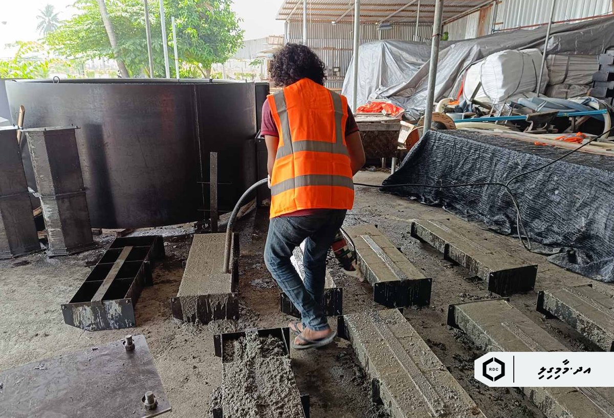 rdcmaldives's tweet photo. އދ. މާމިގިލީގައި މިހާރު ކުރިއަށްދަނީ އަމީނީމަގުގައި ކާރބް ސްޓޯންޖެހުމާއި ޕޭވިންގ ގެ މަސައްކަތް. އަދި ސައިޓުގައި ކާރބް ސްޓޯން އެޅުމުގެ މަސައްކަތް ދަނީ ކުރަމުން. 

#TeamRDC https://t.co/EcmxrZfUwB