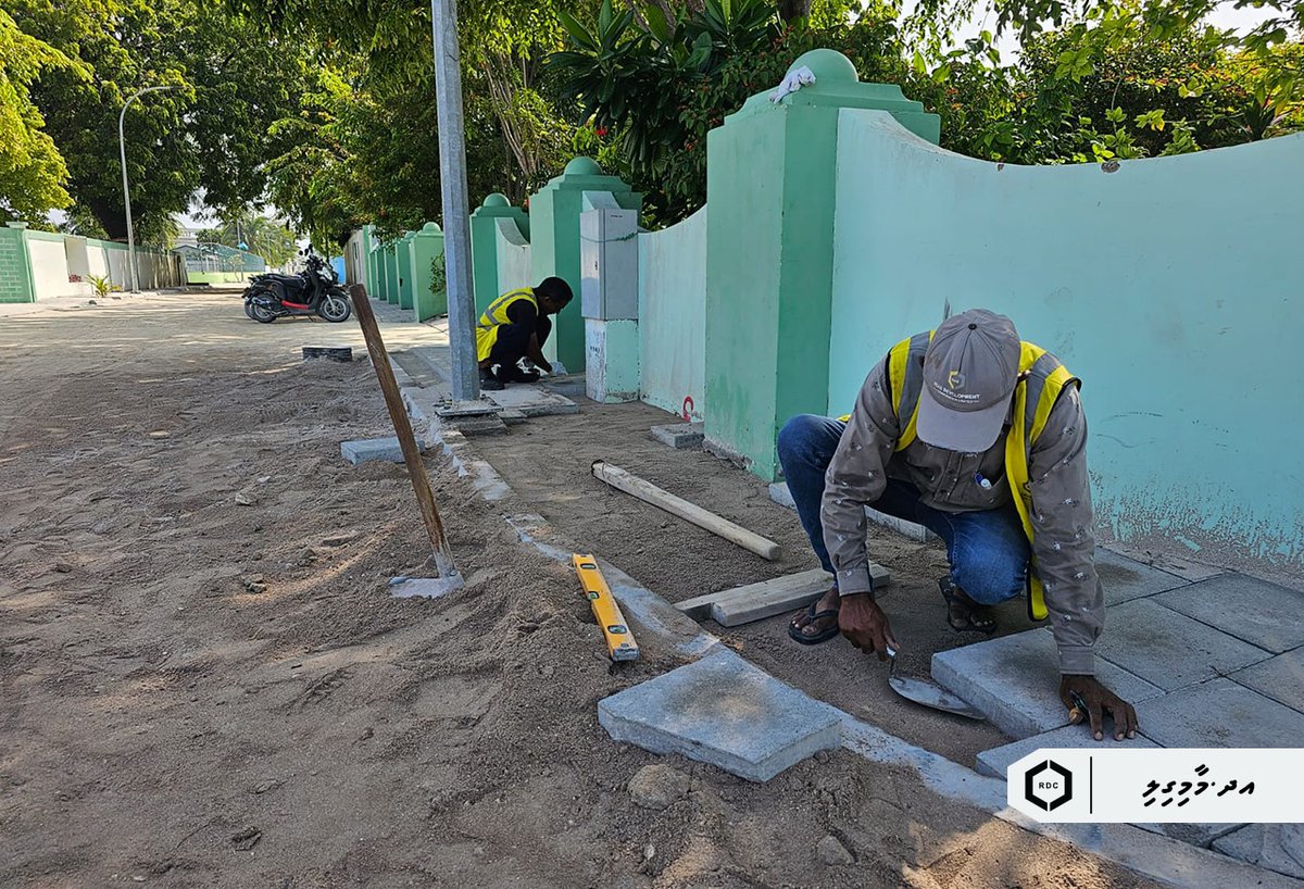 rdcmaldives's tweet photo. އދ. މާމިގިލީގައި މިހާރު ކުރިއަށްދަނީ އަމީނީމަގުގައި ކާރބް ސްޓޯންޖެހުމާއި ޕޭވިންގ ގެ މަސައްކަތް. އަދި ސައިޓުގައި ކާރބް ސްޓޯން އެޅުމުގެ މަސައްކަތް ދަނީ ކުރަމުން. 

#TeamRDC https://t.co/EcmxrZfUwB