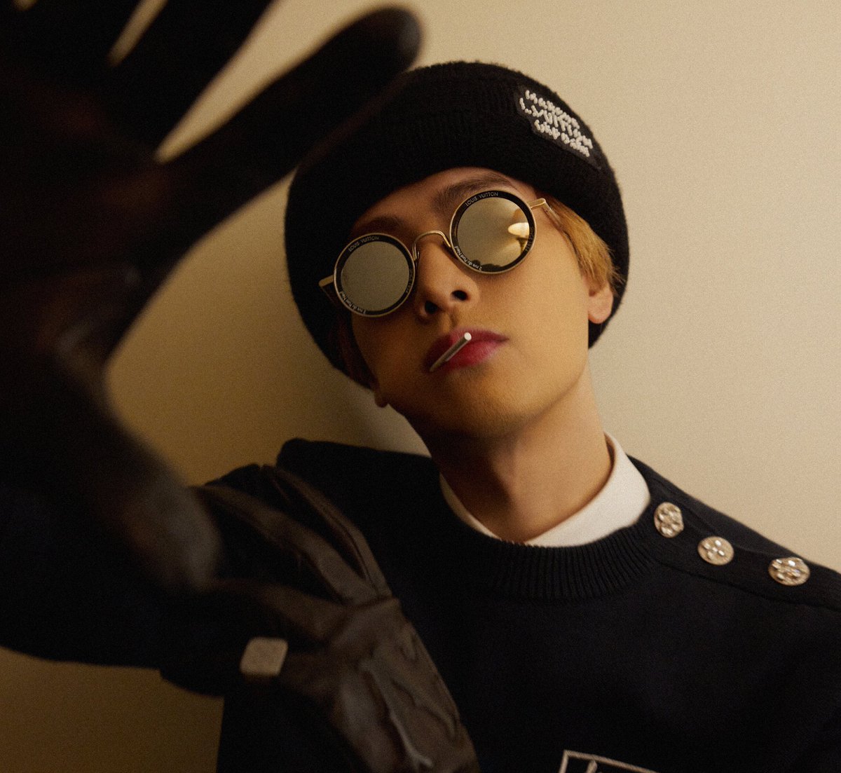 theseriesy_th's tweet photo. Jackson Wang, the brand ambassador for LOUIS VUITTON, ได้รับเชิญเข้าร่วมงาน the 2024 Paris Fall-Winter Men's Fashion Week ในวันที่ 16 มกราคมนี้

ในงาน Jackson Wang ได้สวมใส่เสื้อผ้าในลุค seashell embroidered crewneck คอกลมปักเปลือกหอยจากทะเล จาก the LV Pre-Fall 24 collection ใส่คู่กับถุงมือหนัง MTO ranch แจ็คสัน หวัง เข้าร่วมชมโชว์ the brand’s men’s creative director, Pharrell Williams, unveil his first Fall-Winter collection ที่ the iconic Fondation Louis Vuitton ที่กรุงปารีส และเป็นครั้งที่สามในปีที่ผ่านมาและปีนี้ ถือเป็นการเดินทางก้าวต่อไปของเขาและแบรนด์ระดับโลก LOUIS VUITTON.   ก่อนหน้านี้ แจ็คสัน หวัง จบเวิร์ลทัวร์คอนเสิร์ตรอบแรก "MAGIC MAN WORLD TOUR," ใน Asia, Europe, North America, and South America. โดยรอบสุดท้ายจะจบในเดือน มกราคม 2024 นี้ และอัลบั้มชุดใหม่ "MAGIC MAN 2," กำลังอยู่ในระหว่างเข้าห้องอัดเสียง Jackson Wang ให้สัญญาว่าอัลบั้มชุดนี้ จะมีความน่าตื่นเต้นและความสนุกรอทุกคนอยู่อย่างแน่นอน 

 #JacksonWangxLVFW24 #JacksonWang