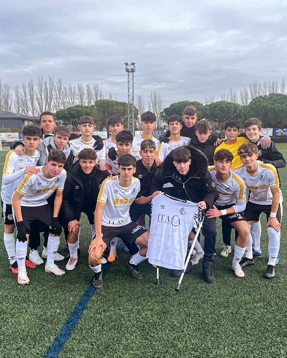 BaseUDS's tweet photo. BASE |⚽️🎉 Primera victoria del 2024 y un gesto enorme de nuestros chicos del Cadete A…

🤍🖤 #UDSCadA
🆚 Hergar 5-0 ✅

👕Huguito ha sido operado del menisco y sus compañeros le han entregado una camiseta firmada por todos, como símbolo de ánimo y apoyo 💪🏼

Esto es un EQUIPO!🍍 https://t.co/QYMim24KH0