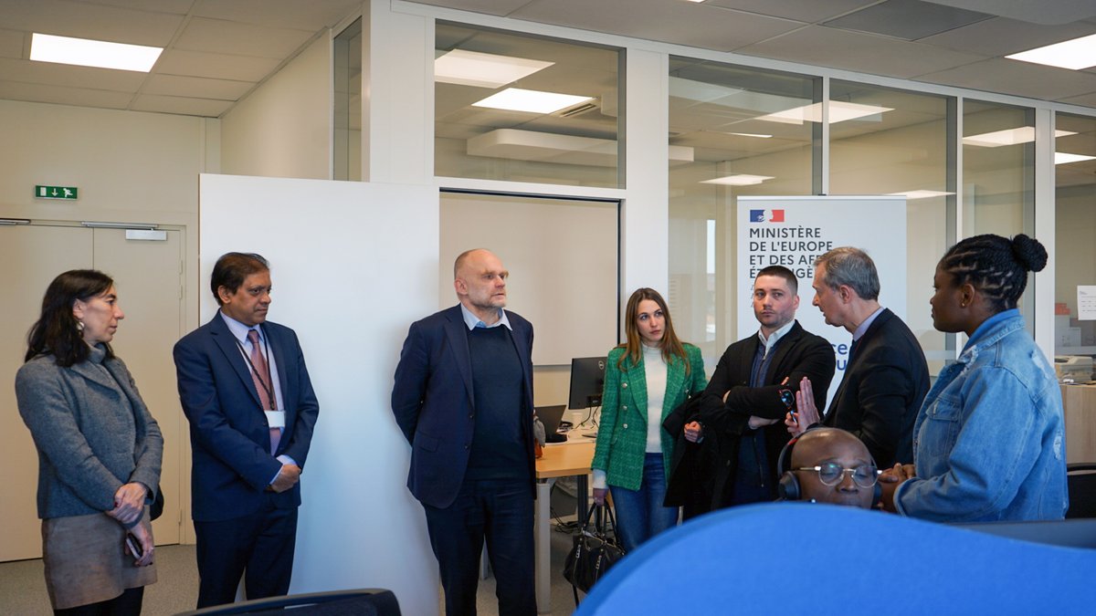 FR_Consulaire's tweet image. Visite du député @fpetitAN dans les locaux du service France Consulaire et rencontre avec les équipes en présence de @carmonapauline et de @fpenguilly.

La plateforme de réponse 📞 des 🇫🇷 à l’étranger, couvre 34 pays soit près de la moitié des 🇫🇷 de l’étranger. #Modernisation