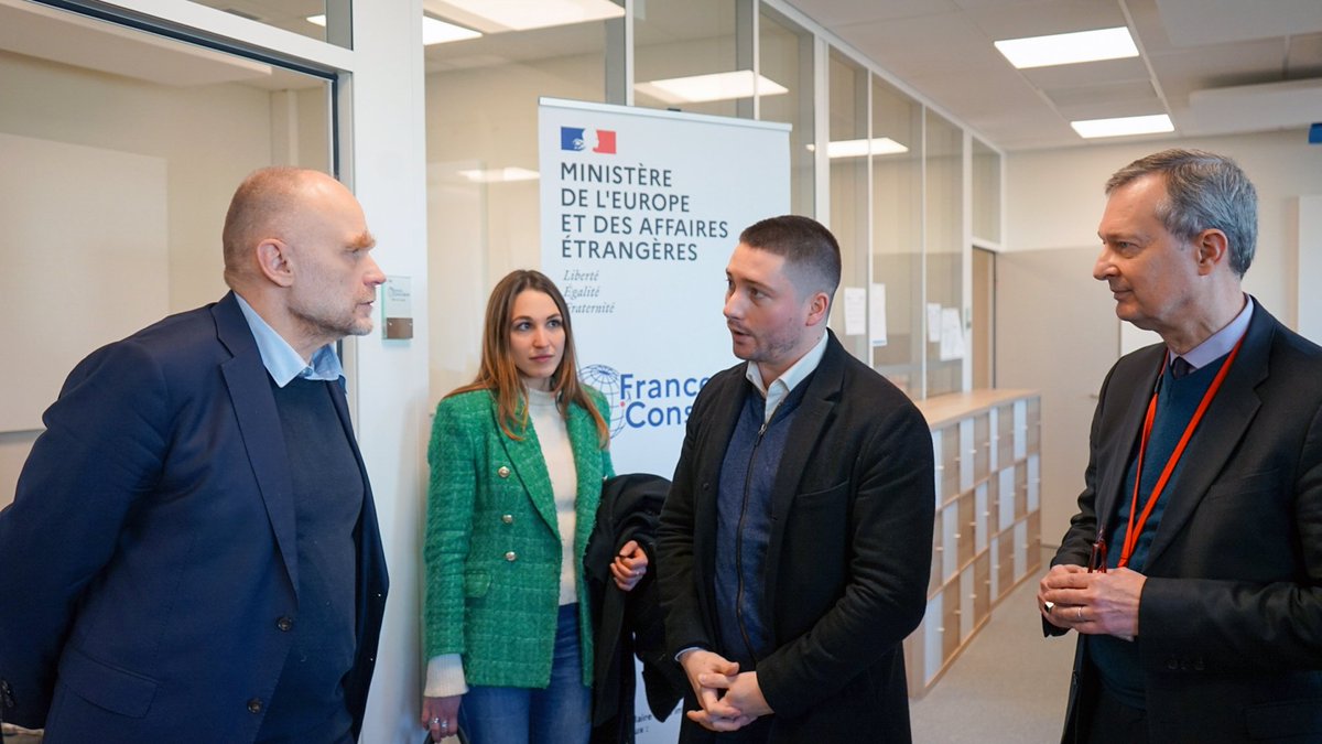 FR_Consulaire's tweet image. Visite du député @fpetitAN dans les locaux du service France Consulaire et rencontre avec les équipes en présence de @carmonapauline et de @fpenguilly.

La plateforme de réponse 📞 des 🇫🇷 à l’étranger, couvre 34 pays soit près de la moitié des 🇫🇷 de l’étranger. #Modernisation