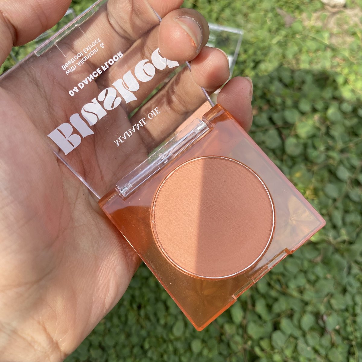 rachiecha's tweet photo. perlu diapresiasi, blush harga belasan tapi hasilnya bagus 😍

kebetulan sekali warna shade nya cocok sama skintoneku yang cukup gelap. bagi yang punya skintone kaya aku ayok samaan pake blush ini #makeupcaca https://t.co/njGcPdbp4N