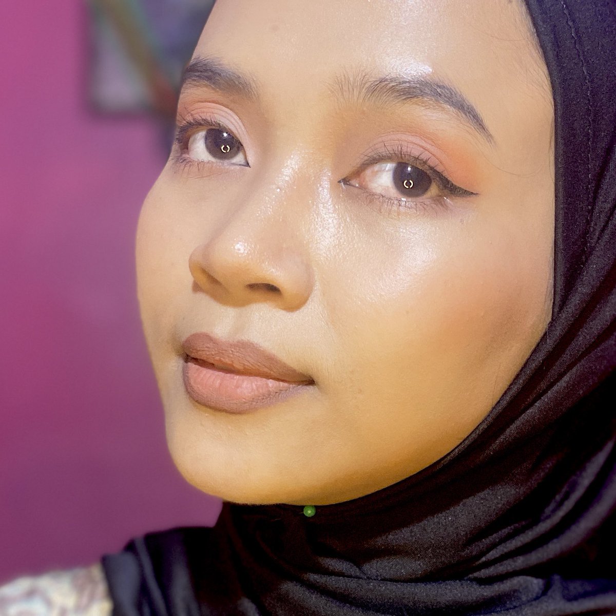rachiecha's tweet photo. perlu diapresiasi, blush harga belasan tapi hasilnya bagus 😍

kebetulan sekali warna shade nya cocok sama skintoneku yang cukup gelap. bagi yang punya skintone kaya aku ayok samaan pake blush ini #makeupcaca https://t.co/njGcPdbp4N