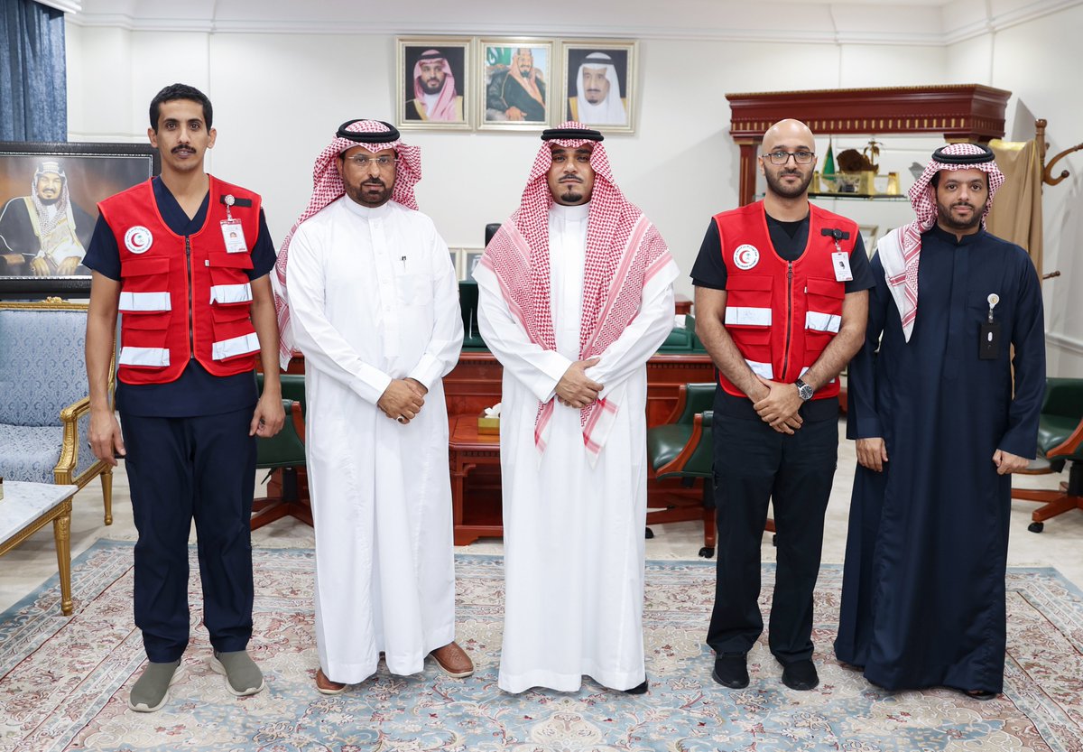 emara_najran's tweet photo. الأمير تركي بن هذلول يتسلّم التقرير السنوي لإدارة اﻟﺘﺪرﻳﺐ واﻟﺘﺜﻘﻴﻒ اﻟﻤﺠﺘﻤﻌﻲ بفرع هيئة #الهلال_الاحمر السعودي بمنطقة #نجران. 
https://t.co/Y2Z05hwLRe https://t.co/GgPdxZjjyK