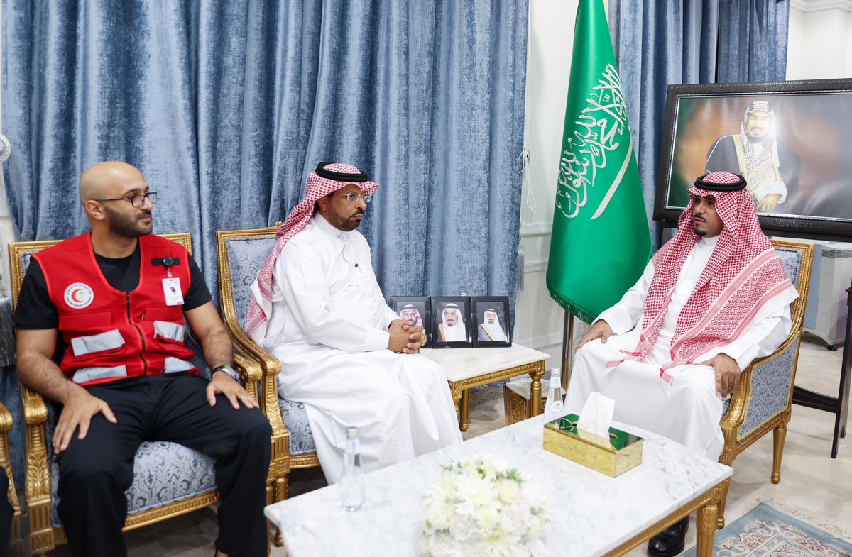 emara_najran's tweet photo. الأمير تركي بن هذلول يتسلّم التقرير السنوي لإدارة اﻟﺘﺪرﻳﺐ واﻟﺘﺜﻘﻴﻒ اﻟﻤﺠﺘﻤﻌﻲ بفرع هيئة #الهلال_الاحمر السعودي بمنطقة #نجران. 
https://t.co/Y2Z05hwLRe https://t.co/GgPdxZjjyK