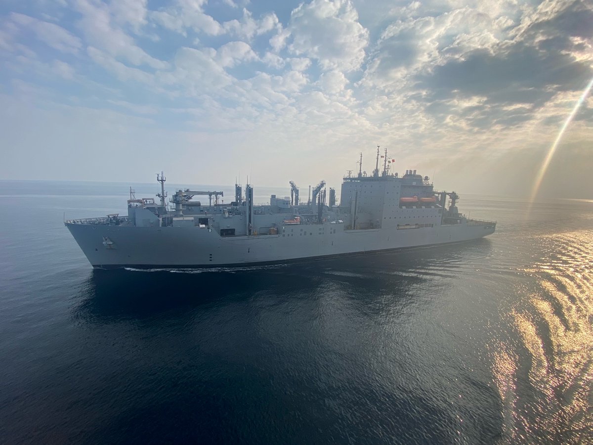 With some help from our American allies, 🇬🇧 @RFACardiganBay carried out a Replenishment at Sea (RAS) with the 🇺🇸 USNS Alan Shepard.

Maintaining  operational readiness at sea, RFA Cardigan Bay received 384 cubic metres of fuel ⛽️ #GlobalModernReady #OpKIPION