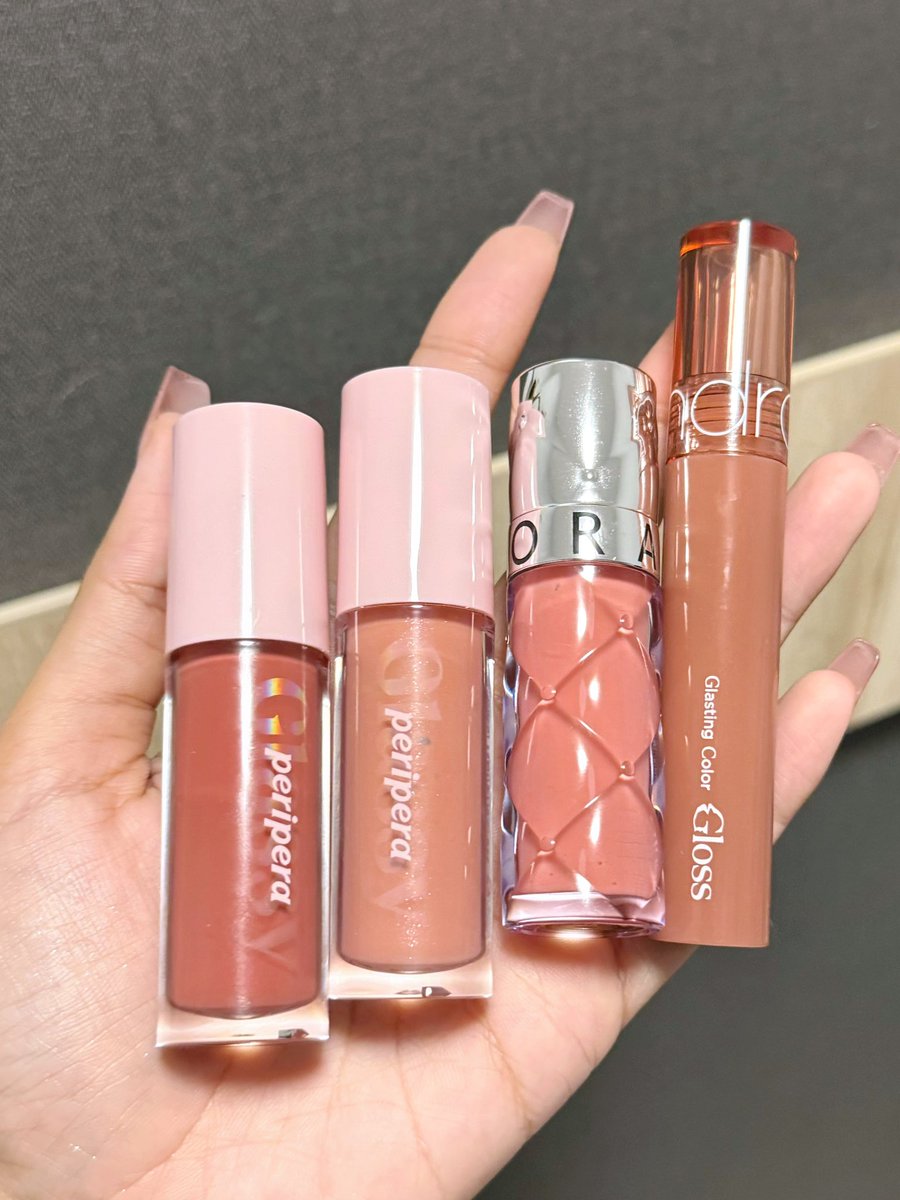 reviewchoey's tweet photo. fav lip gloss ✨

มารวมลิปกลอสมีสีที่ชอบใช้ให้ สวยฉ่ำทุกแท่ง🎀 https://t.co/x89v8nZMfq