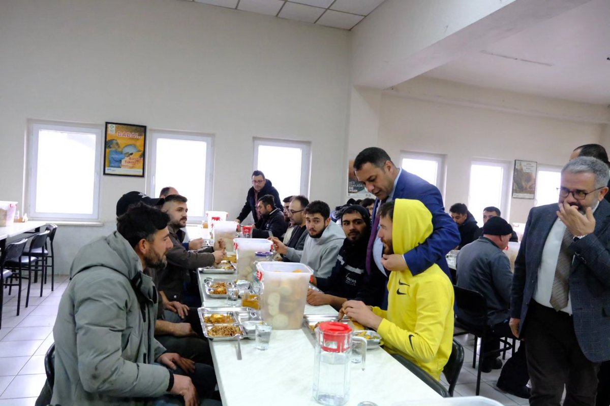 Kurum ziyaretlerimize devam ediyoruz. 
Bölgemizin kalkınmasında önemli bir dişli olan Yozgat Şeker Fabrikasını ziyaret ettik. Emekçi kardeşlerimizin aşına ortak olduk. Bizden isteklerini dinledik. Biz üreten ve emek veren tüm vatandaşlarımızın yanındayız.