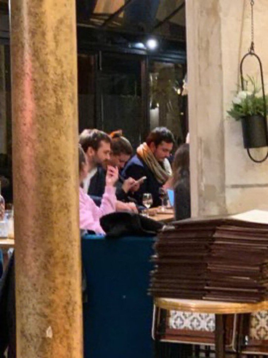 CordierAlice2's tweet photo. Je pleure ils étaient à éclater leur meilleure entrecôte dans un resto du 7eme pour se réchauffer le bide avant de se mettre en scène avec des sans-abris.

Aucun honneur. https://t.co/lQZwouCzqf