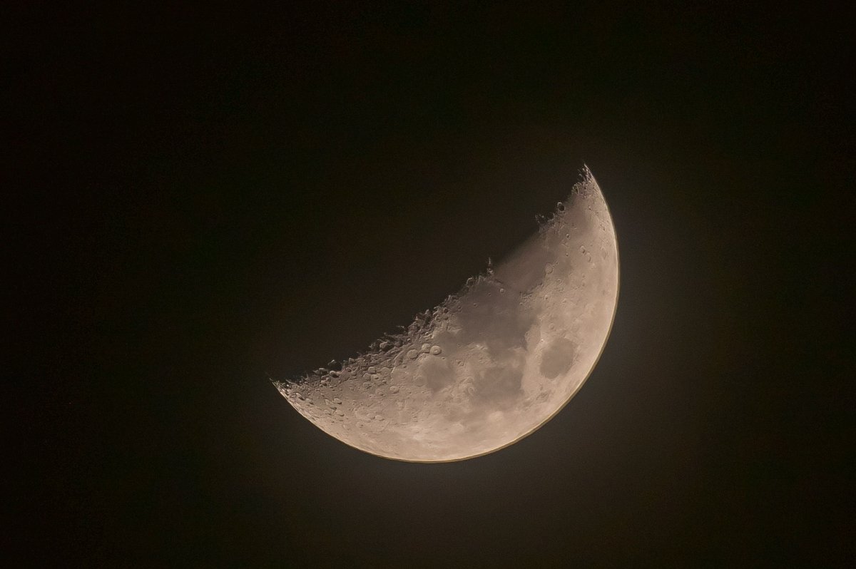 shogetsuan's tweet photo. 今日の月🌓
月齢5.9、半月直前の月🌓
29年前の今日は、満月だったようです🌕🙏
明日は雨みたいなので、完全な半月は来月以降にお預けかも(東海地区)
#イマソラ #イマツキ #半月 #上弦の月 #弦月 #弓張月 #月が綺麗ですね
#halfmoon #half_moon https://t.co/KHAfS5ri0Q