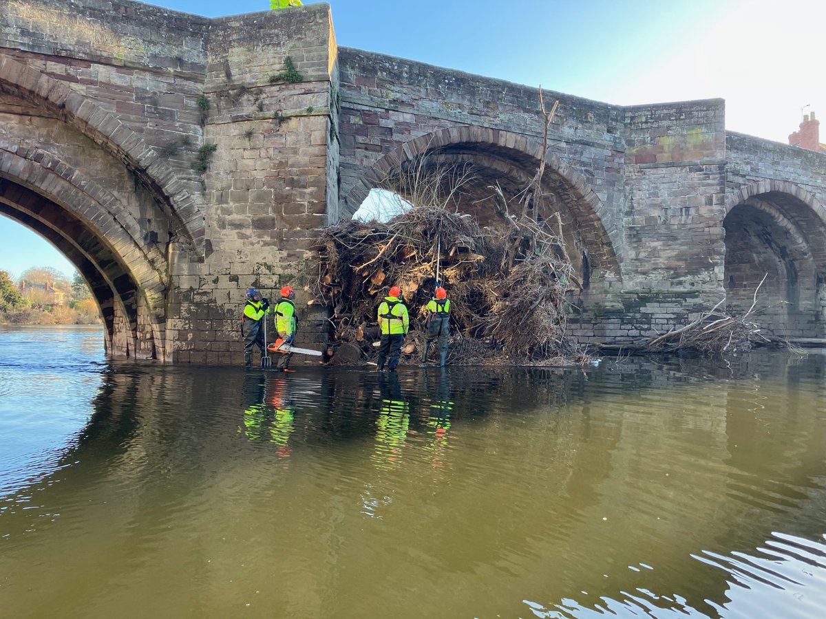 EnvAgencyMids's tweet image. The rain may have stopped (for now) but the work of our operations teams continues.

Recent #flooding has resulted in a large number of blockages on our rivers.

We're working to remove them to reduce the risk from any future #floods 

Like here at the Old Wye Bridge in #Hereford
