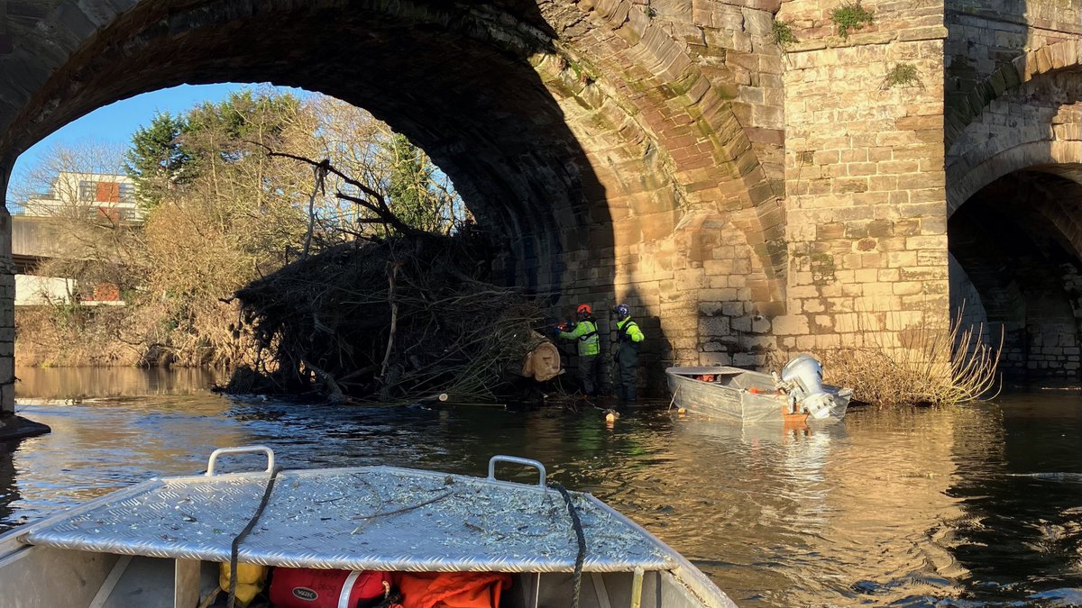 EnvAgencyMids's tweet image. The rain may have stopped (for now) but the work of our operations teams continues.

Recent #flooding has resulted in a large number of blockages on our rivers.

We're working to remove them to reduce the risk from any future #floods 

Like here at the Old Wye Bridge in #Hereford