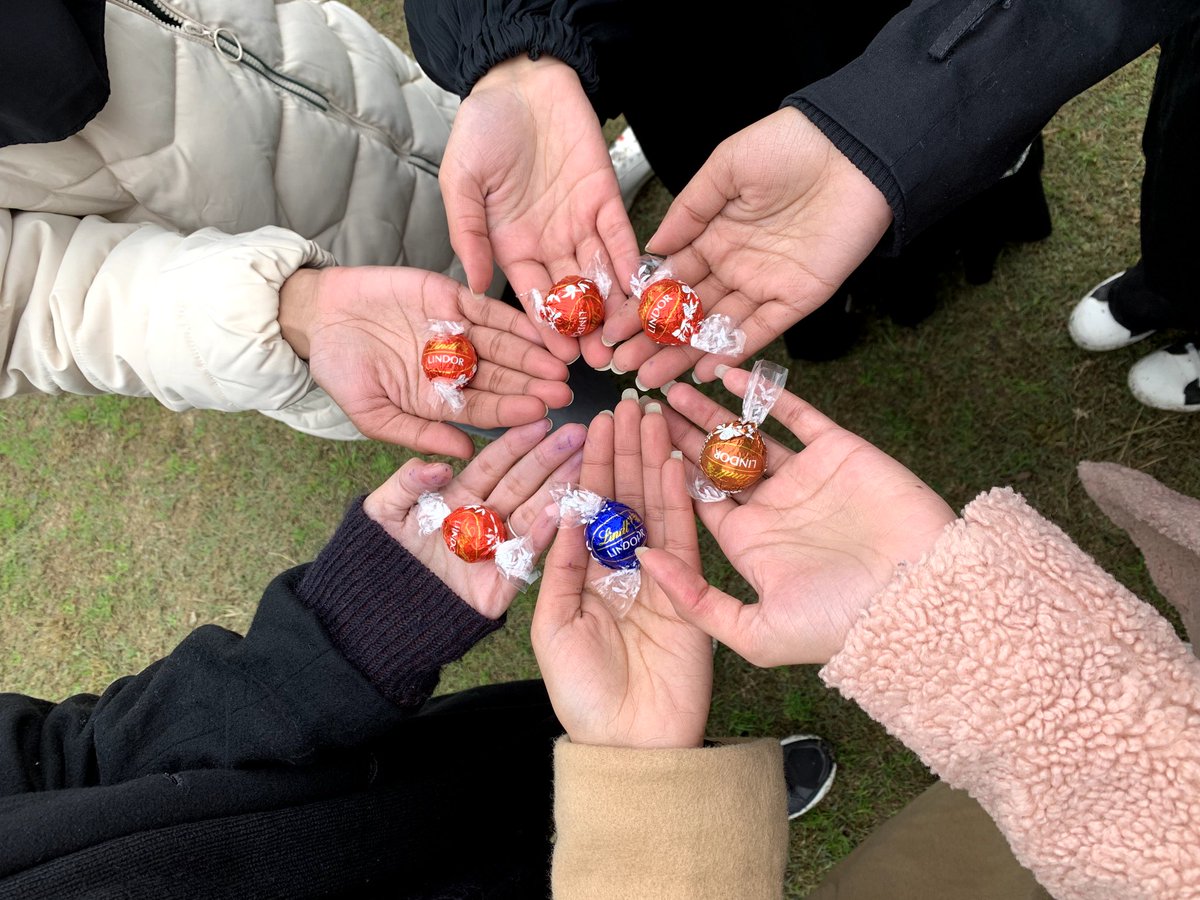 Sheeza_Younas's tweet photo. Sweet endings to 2nd Last semester adventures 🎓🍫 Cherishing the last day with chocolates and memories.
#airbnb #السعوديه_عمان #GranHermano
#AlmostGraduated #ClassOf2024 https://t.co/rAIPdHYBzd
