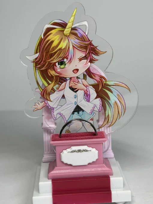 ちゃんとアクリルフィギュア入れる用の溝が開いてます 
