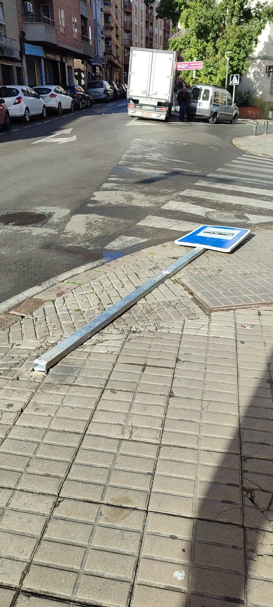 Señal de autobús en el suelo, en el pilar del arrabalejo, en la calle Millán de priego. <a href="/PoliciaLocalJae/">Policía Local Jaén</a> <a href="/AytoJaen/">Ayuntamiento de Jaén</a>