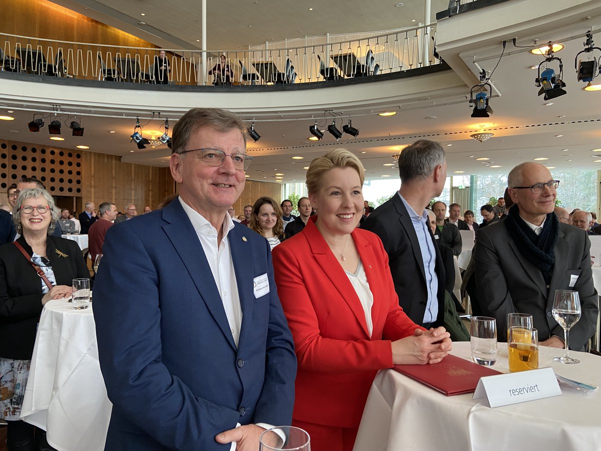 Neujahrsempfang #Klimahandwerk #Innungen #Elektro #Dachdecker #Schornsteinfeger #KFZ <a href="/InnungShk/">Innung SHK Berlin</a> und <a href="/belektro_Berlin/">belektro_Berlin</a>. Grußwort <a href="/FranziskaGiffey/">Franziska Giffey</a> <a href="/SenWiEnBe/">Senatsverwaltung für Wirtschaft, Energie, Betriebe</a>. #Klimawende gelingt nur im Gewerkedialog, gemeinsam Energielösungen entwickeln, #duale Ausbildung stärken #Klimawerkstatt