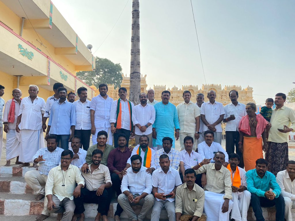 satyakumar_y's tweet photo. నా తల్లి స్వస్థలం అనంతపురం జిల్లా గడేకల్లు గ్రామంలో అతి ప్రాచీనమైన 
శ్రీ భీమలింగేశ్వర స్వామి ఆలయం లో స్వచ్ఛతా కార్యక్రమంలో పాల్గొన్నాను.

నాతో పాటు అనంతపురం జిల్లా అధ్యక్షులు శ్రీ @SandireddySrin3 గారు, ఇతర @BJP4Andhra కార్యకర్తలు పాల్గొన్నారు. https://t.co/Am1V6a0ssk