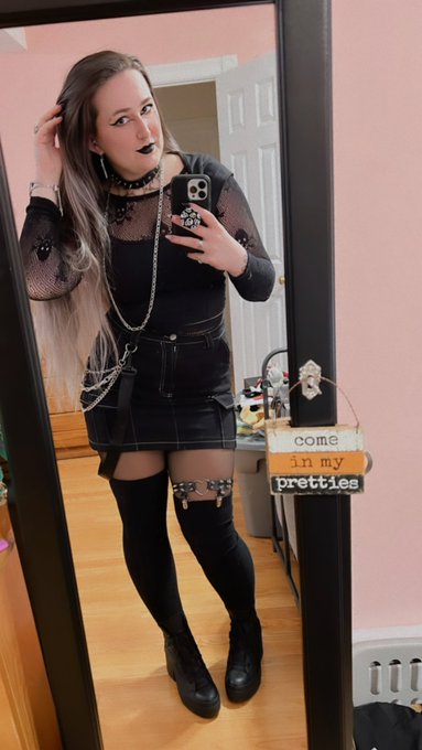 okay so who&rsquo;s gonna ask me to be their valentine? https://t.co/d0eDqkxGSL