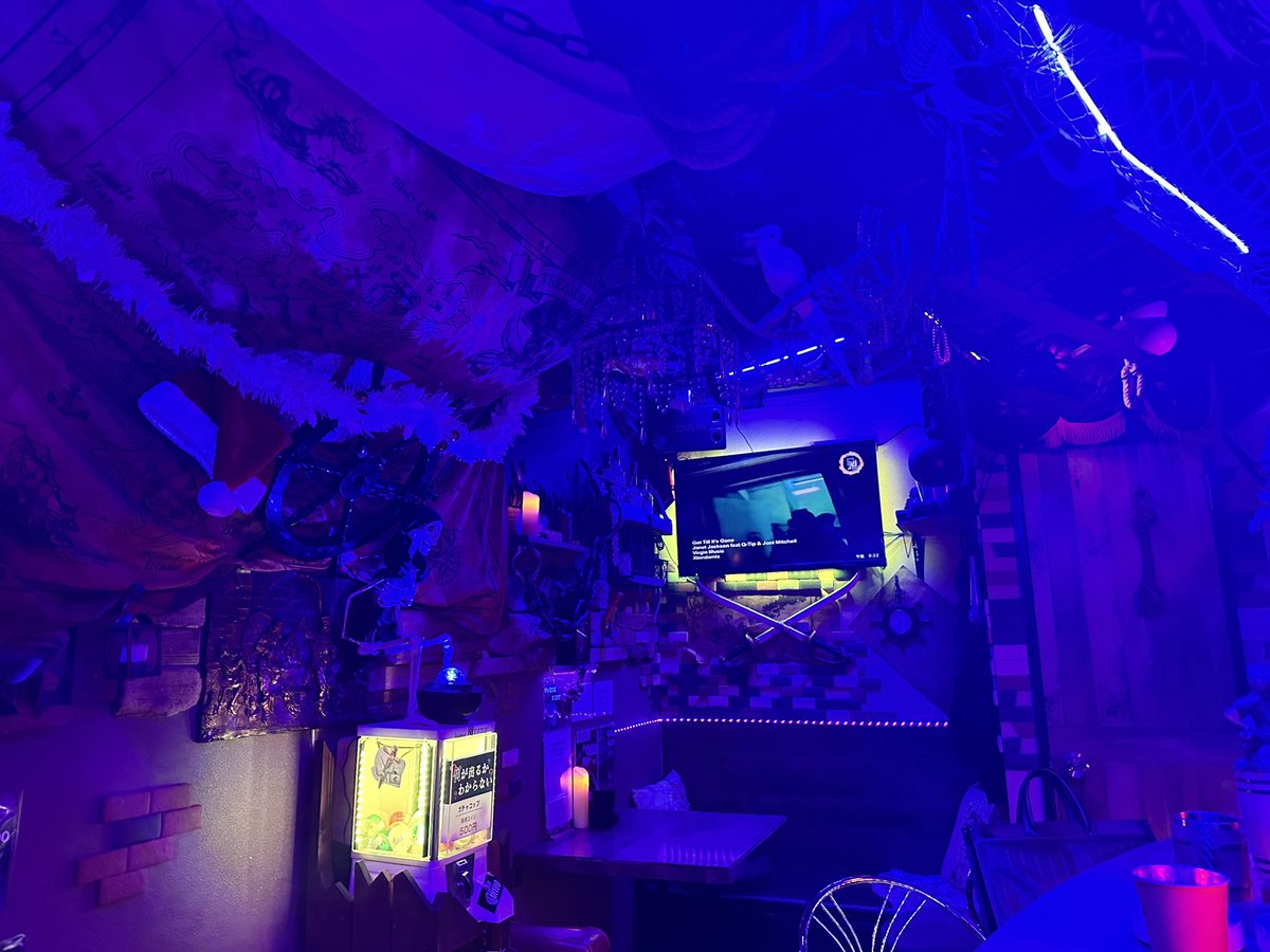 ses_eigyo_sato's tweet photo. 📍赤羽

【海賊酒Bar zono】
2時間:￥3,000-

海賊をモチーフにしたカラオケバー🏴‍☠️
お店のジョッキで飲むお酒は海賊気分を味わえます🍻
なんと言っても名物はこれ!! 1回500円で何が出るか分からないガチャコップ🥃
運が良ければ単品価格1,500円のお酒も飲めちゃいます🍻 https://t.co/kzh1iz1zXr